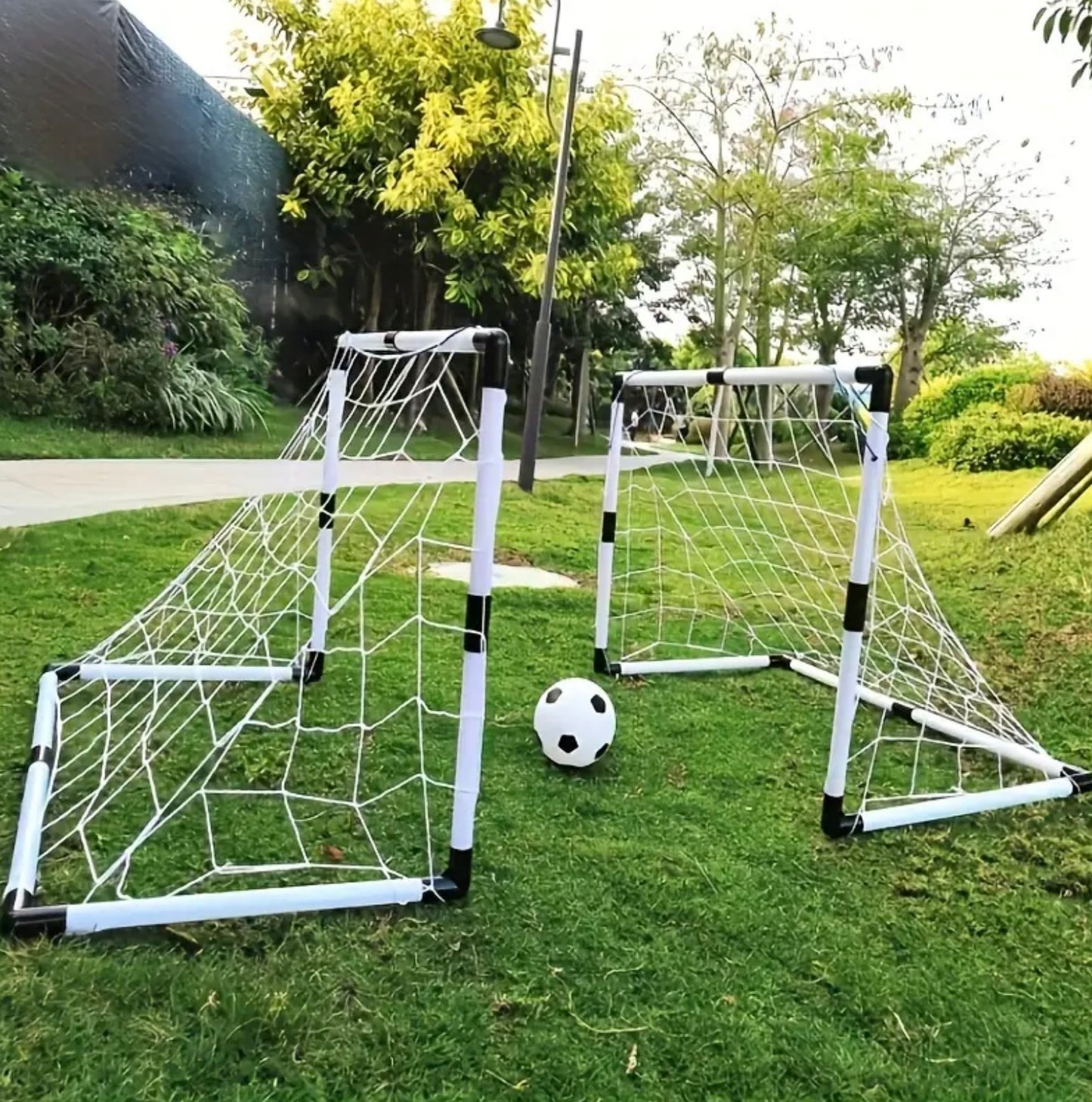Fußball-Set mit zwei Toren und Fußball